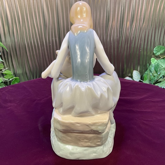 Lladro Bathing The Girl #4890 Figurine - Picture 4 of 7